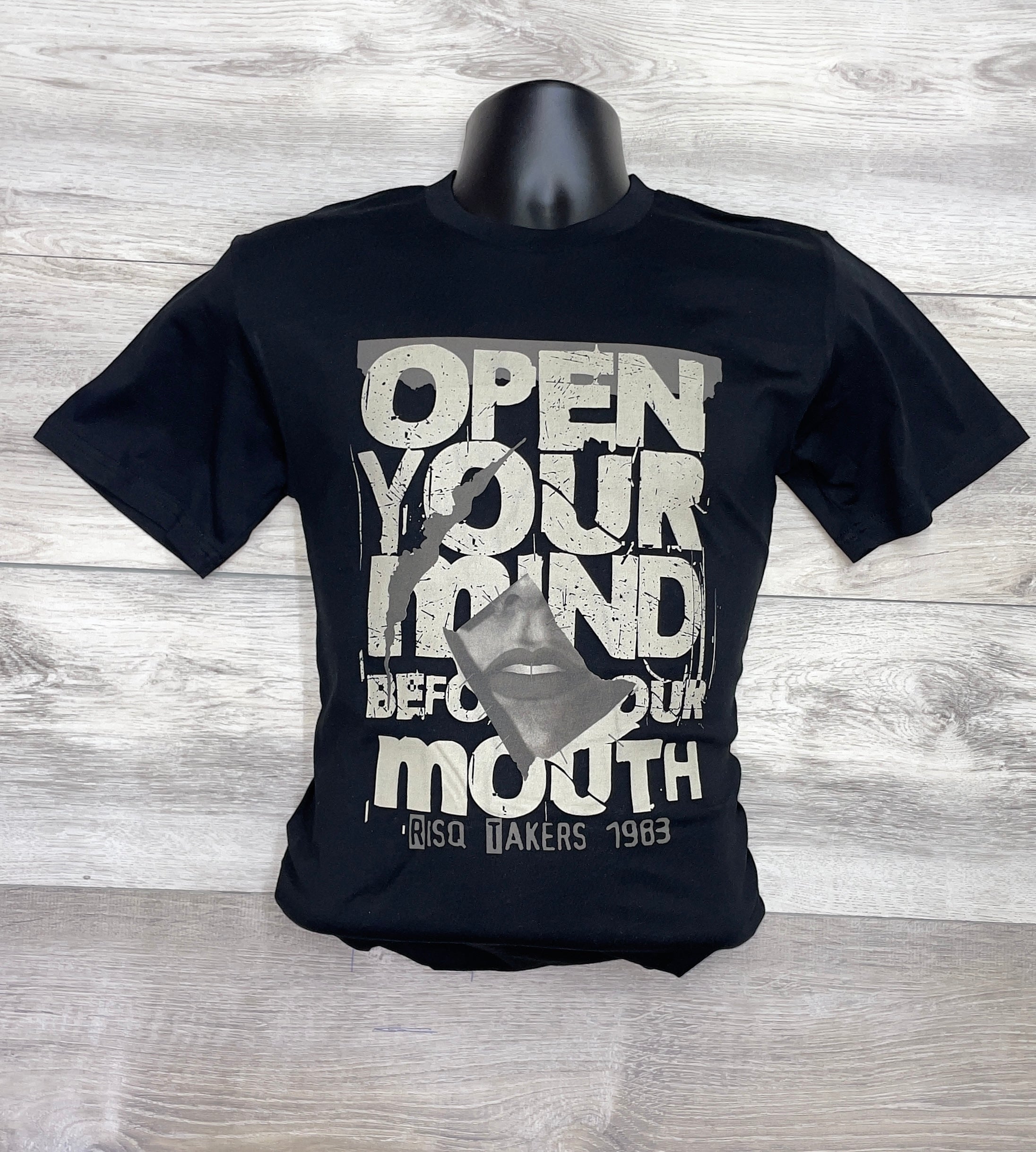 BLACK “OPEN YOUR MIND” GRAPHIC T-SHIRT