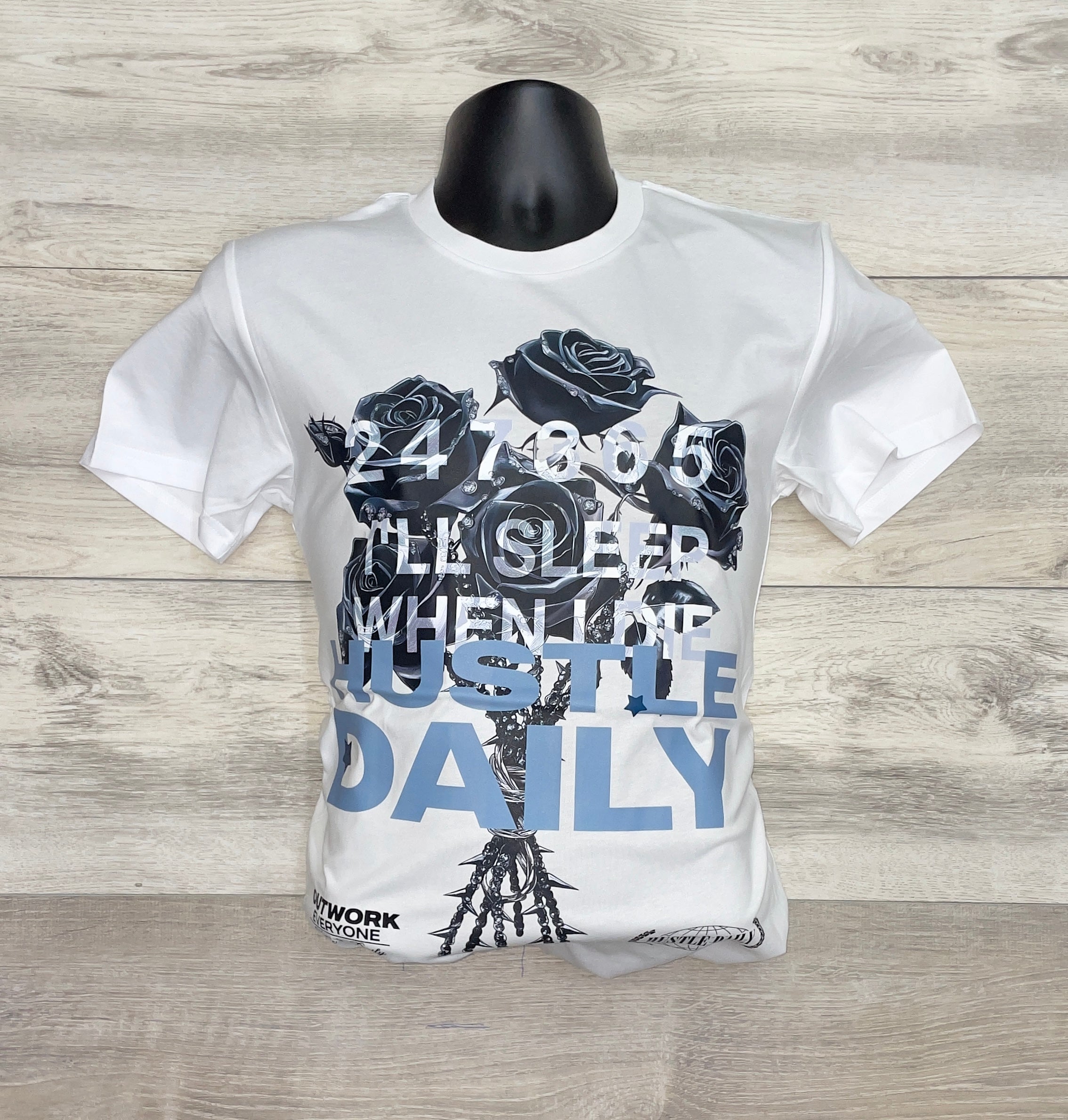 WHITE T-SHIRT WITH BLUE AND BLACK PRINT